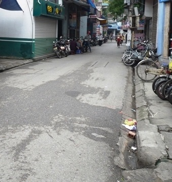 Hiện trường nơi nạn nhân nằm chết trong ngõ 185 Tôn Đức Thắng.