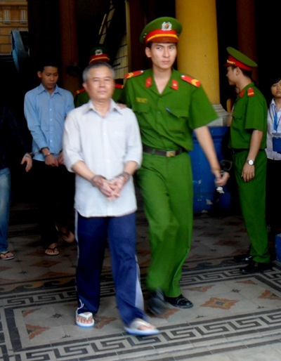 Nỗi lòng người cha dùng “bom xăng” đốt gia đình vì bị con tệ bạc - 1 Bước chân nặng trĩu của bị cáo Chấn sau phiên tòa