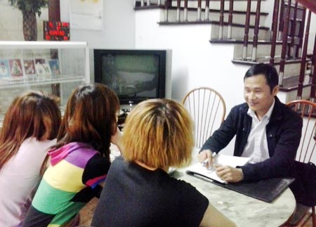 Các nạn nhân đang khai báo với cơ quan Công an. (Ảnh chụp chiều 4/3).