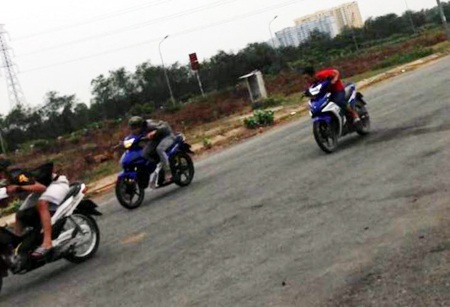 Hàng trăm thanh niên đứng dọc 2 bên đường cổ vũ cho các yêng hùng (ảnh cắt từ clip)