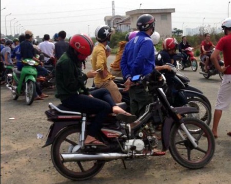 Hàng trăm thanh niên đứng dọc 2 bên đường cổ vũ cho các yêng hùng (ảnh cắt từ clip)