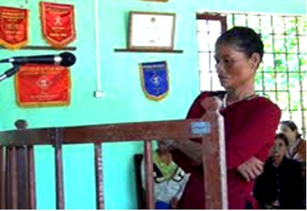 Án treo cho người mẹ “giết con mới đẻ” - 1 Bị cáo Đinh Thị Từ đang trả lời câu hỏi của HĐXX.