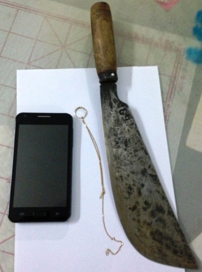 Tang vật và hung khí mà đối tượng Hoàng dùng để chống trả lực lượng vây bắt