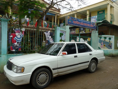 Nghi án xe của nhóm đòi nợ thuê đậu ở cổng trường.