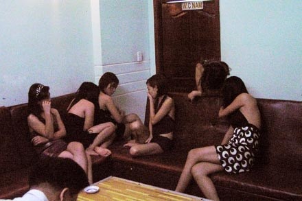 Phá đường dây mại dâm đã qua “lò”… luyện tuyệt kỹ “chuyện ấy” - 1 Em út phải trẻ đẹp và qua “lò”… luyện mới “đi khách”. Ảnh: P.B