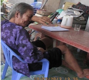 Bà ngoại Hận mếu máo kể về đứa cháu bất hạnh.