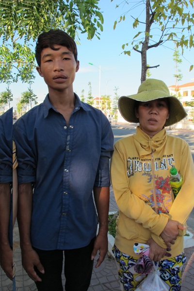 Mẹ con Hào Anh rời trụ sở Công an TP Cà Mau chiều ngày 28/3