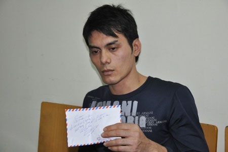 Lê Xuân Lâm cùng tang vật.