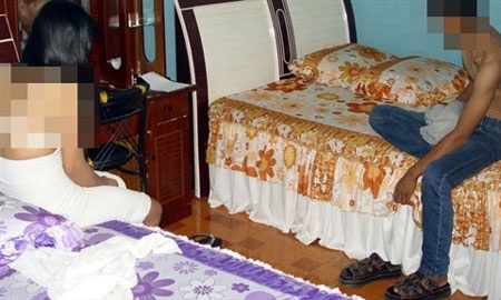 Triệu tập 40 người liên quan vụ bán dâm nam - 1 Một trong số các cặp bị xử lý đêm 19/5