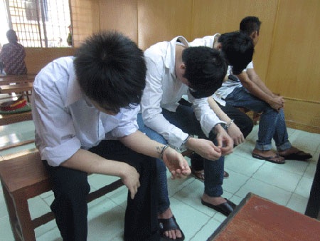 Quan hệ đồng tính, bị 3 "nhân tình nhí” cướp của - 1 Bị cáo Phong, Vinh, Trí tại phiên tòa.
