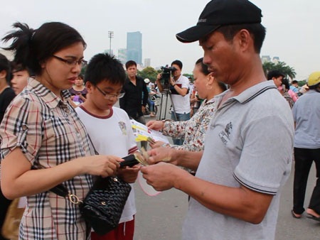 "Chặt chém", đe dọa phóng viên trong ngày Nick diễn thuyết - 1 Chặt chém, đe dọa phóng viên trong ngày Nick diễn thuyết