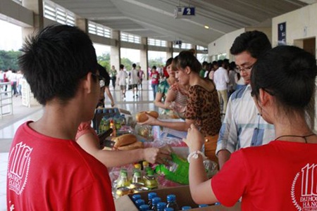 "Chặt chém", đe dọa phóng viên trong ngày Nick diễn thuyết - 3 Quầy hàng bán giá cắt cổ các mặt hàng như nước ngọt, bánh mỳ... trong SVĐ Mỹ Đình.