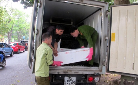 Nghi án vận chuyển nội tạng động vật “bẩn” từ kho Nội Bài - 1 Khoảng 1 tấn nội tạng khi bắt giữ đã bị bốc mùi.