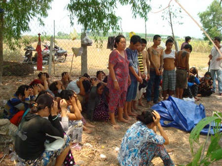 Các đối tượng tham gia đánh bạc bị công an tạm giữ