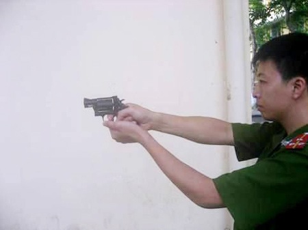 Lực lượng cảnh sát khu vực tập huấn sử dụng súng bắn đạn đa năng.