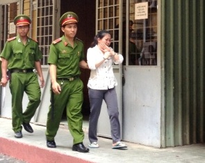“Thước phim” đẫm nước mắt tái hiện giây phút người mẹ giết con - 2 Tòa tuyên án 8 năm, chị Linh ôm mặt rời phòng xử