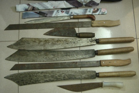 5 đối tượng bị bắt giữ và tang vật gây án.