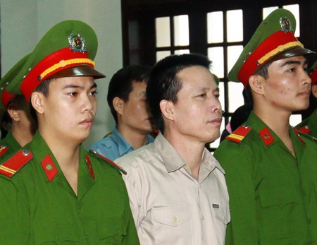 Bị cáo Đoàn Văn Vươn bị tuyên phạt 5 năm tù - 2 2 bị cáo Đoàn Văn Quý (ảnh trên) và bị cáo Đoàn Văn Vươn (ảnh dưới) cùng bị tuyên phạt 5 năm tù.