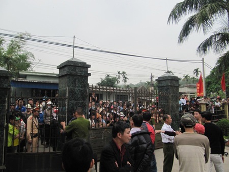 Hàng trăm người vây kín trụ sở UBND xã Chính Mỹ