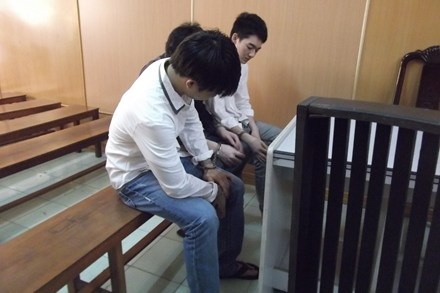 Nhóm 3 bị cáo chống người thi hành công vụ tại tòa sơ thẩm.