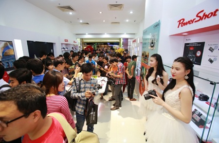 Canon ra mắt chuỗi mô hình bán lẻ mới tại Việt Nam - 2 Rất đông khách tham quan tại buổi lễ khai trương cửa hàng của Canon ở Hà Nội.