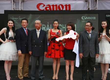 Canon ra mắt chuỗi mô hình bán lẻ mới tại Việt Nam - 1 Đại diện của Canon tiến hành các nghi thức khai trương cửa hàng thứ 2 tại Hà Nội.