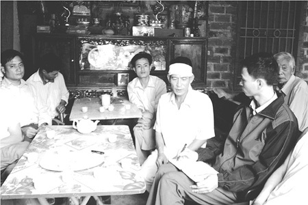 Bước trượt ngã đầu đời đẩy gã trai làng thành sát nhân máu lạnh - 3 Phóng viên đang trao đổi với chồng nạn nhân.