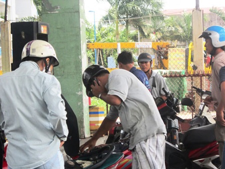 Nghe điện thoại ở cây xăng có thể bị phạt tới 5 triệu đồng - 1 Nghe điện thoại ở cây xăng có thể bị phạt tới 5 triệu đồng (ảnh minh họa)