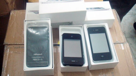 Phát hiện hơn 4.000 chiếc “HiPhone5” - 1 Mẫu điện thoại bị thu giữ