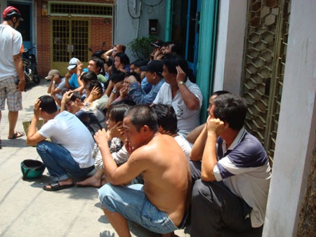 Các đối tượng bị bắt giữ tại trường gà