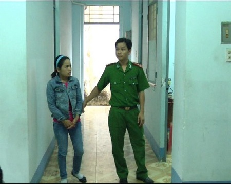 Đoàn “cán bộ” VSATTP bỏ chạy khỏi quán cơm - 1 Đối tượng Hương tại cơ quan điều tra