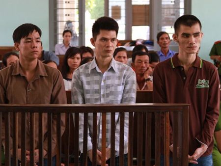 3 thanh niên khiếm thính rủ nhau giết người - 1 Võ Kỷ, Phạm Nhữ Chi và Vũ Anh Sang (từ trái qua) tại tòa.