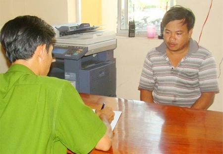Hối lộ cảnh sát giao thông, tài xế bị bắt giam - 1 Tài xế Lê Đình Tùng tại cơ quan CSĐT Công an TP Cao Lãnh-Đồng Tháp