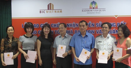 Cư dân tòa nhà vui mừng trong ngày nhận bàn giao Sổ hồng.