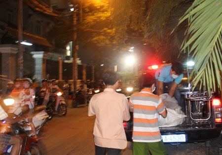 Lực lượng công an xác định đó chỉ là bao cá và đưa “tang vật” khỏi hiện trường.