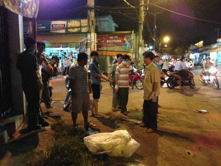 Bao chứa “vật lạ” đầy máu bốc mùi hôi tanh bất ngờ rơi xuống đường.