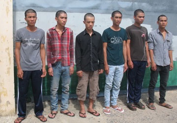 Bắt sáu kẻ chém người nhà con nợ - 1 Sáu bị can: La, Quốc, Đạt, Ngọc, Sang và Tân (từ trái sang) tại trại tạm giam. Ảnh: M.TRÂN