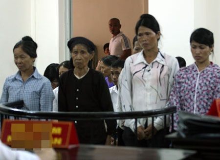 Con trai, con dâu kháng cáo tăng án tù mẹ già 81 tuổi - 1 Các bị cáo tại tòa.