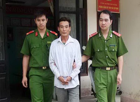 Mai Trọng Hằng trong vòng dẫn giải của cảnh sát.