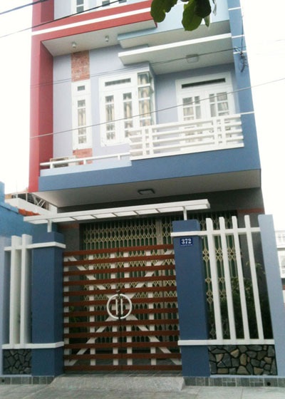 Vụ cán bộ kho bạc nhà nước đi mua dâm: Tan nát cửa nhà vì hám "mây mưa" - 2 Sau khi xảy ra sự việc nhà ông D lúc nào hai vợ chồng cũng đóng cửa đấm đá, ùm sèo trong nhà