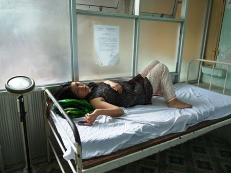 Chị Cao Thị Tám phải nhập viện do bị hành hung sau khi sinh.