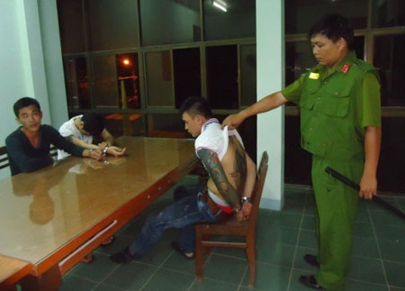 Một số đối tượng đang bị khống chế tại trụ sở công an