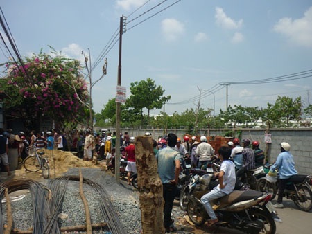 Đông người dân hiếu kỳ có mặt tại hiện trường