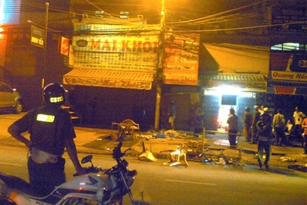Bắt khẩn cấp người đàn ông “cố thủ” trong nhà - 1 Quán ăn sát bên cạnh nhà ông Thanh bị đập phá tan tành.