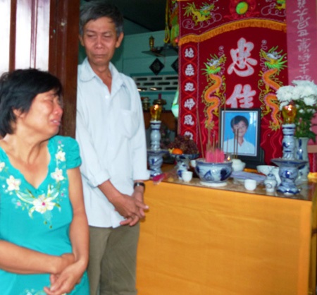 Cha mẹ Hoàng bên bàn thờ con mình