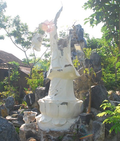 Tượng Phật trong vườn nhà dân đã bị phá