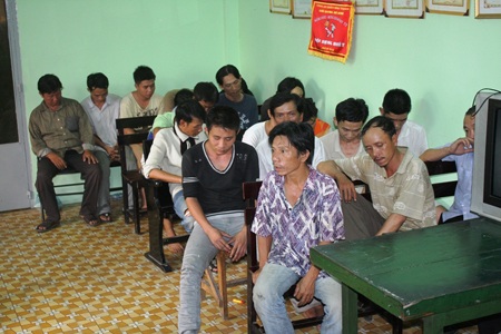 Các đối tượng tham gia cá độ bóng đá bị công an bắt giữ