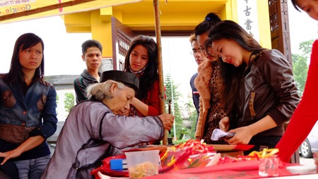 Cụ Lê Thiên Lý cho chữ tại đền Trạng.