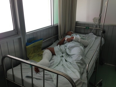 Nạn nhân Nguyễn Vũ Hoàng đang điều trị tại bệnh viện quận Thủ Đức.