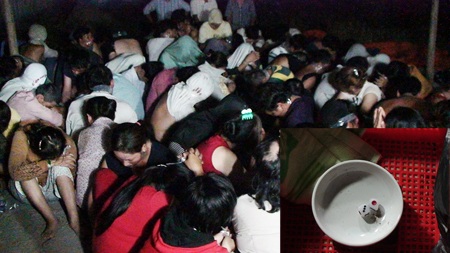 Các con bạc và tang vật bị bắt giữ